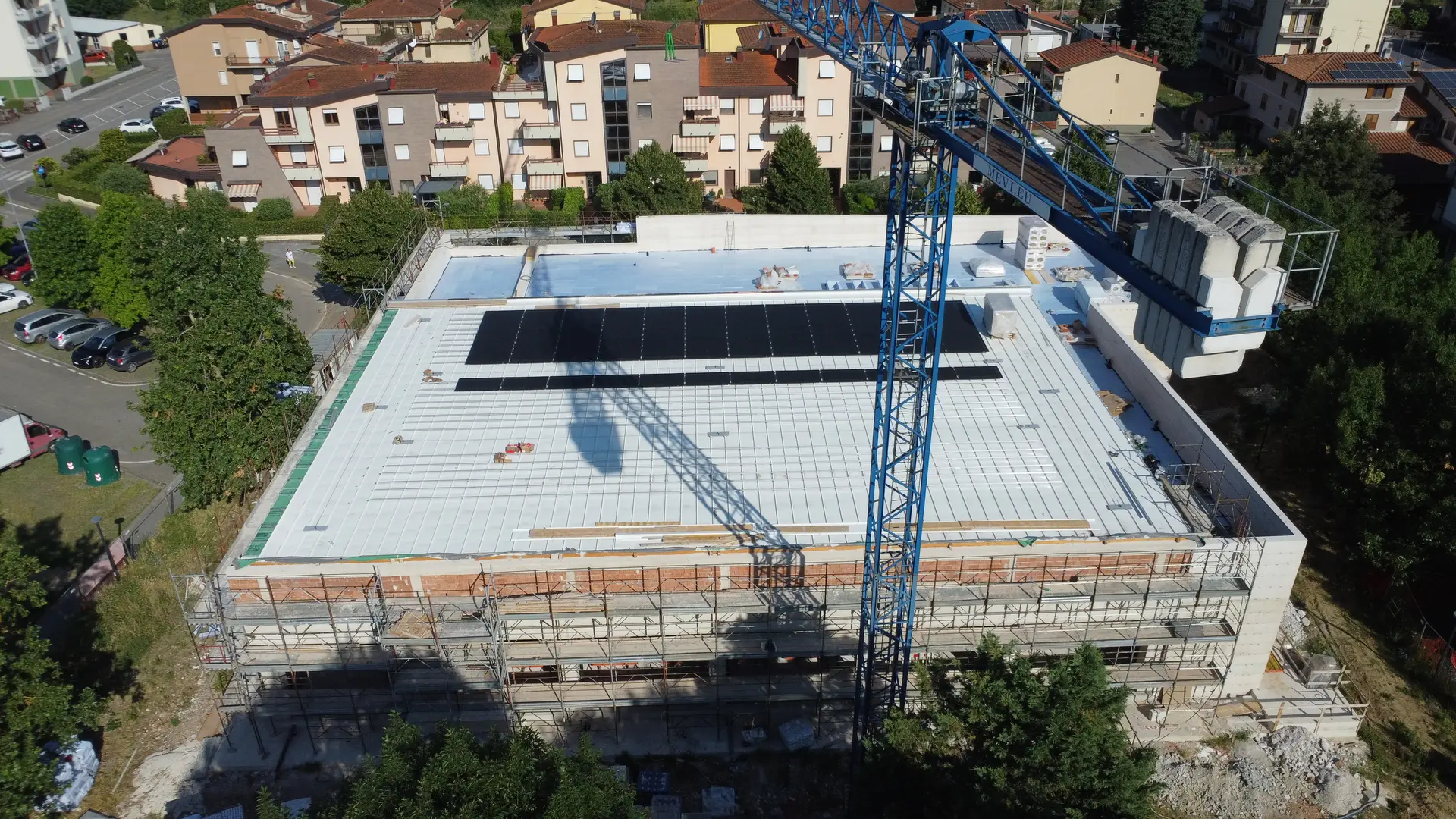 Vista aerea del cantiere di Figline con gru a torre