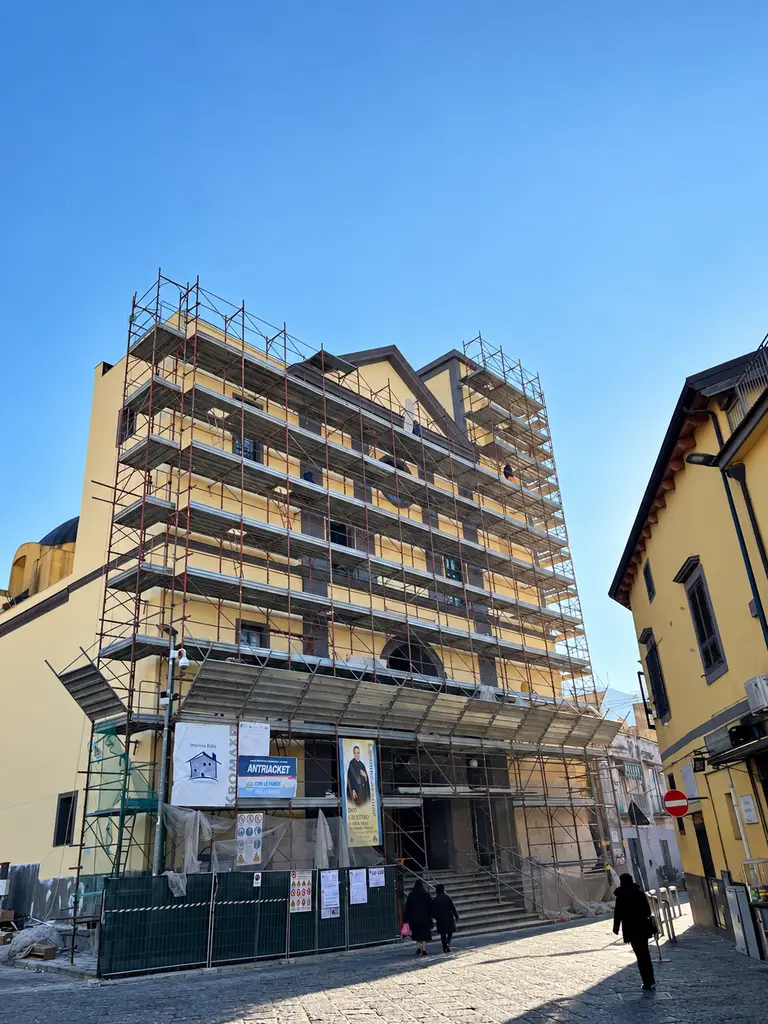 Edificio storico in ristrutturazione con ponteggi